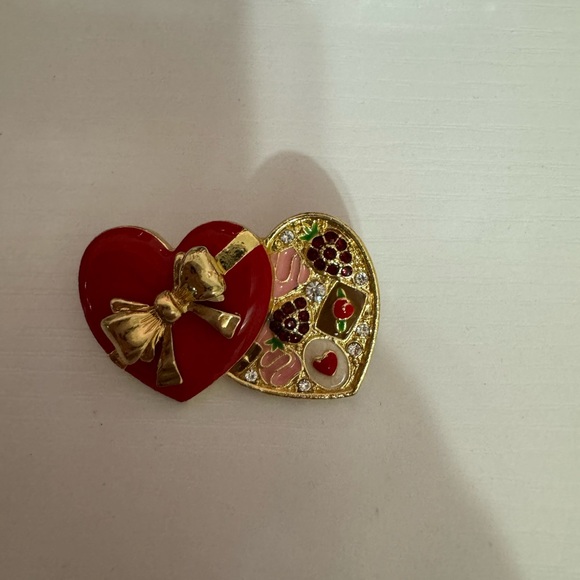 Heart Box of chocolates brooch/pin, jeweled detailed - Picture 2 of 4